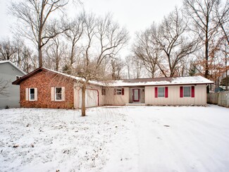 208 Walnut Woods Ct, Plainwell, MI 49080