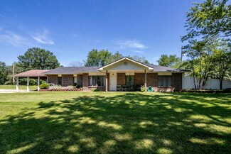 558 W Crofton Hall Rd, Sturgeon, MO 65284