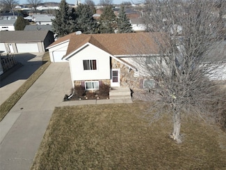 1601 W 4th St, Vinton, IA 52349