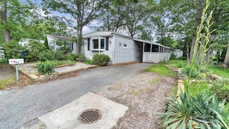 22 Daisy Dr, Bohemia, NY 11716