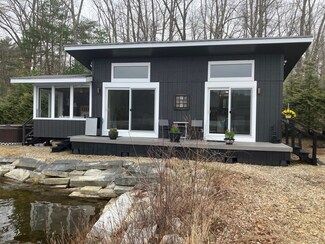 102 River St, Rochdale, MA 01542