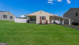 18 Lilac Ln, Levittown, PA 19054