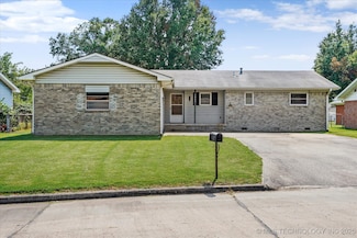 1004 Colonial Dr, Pryor, OK 74361