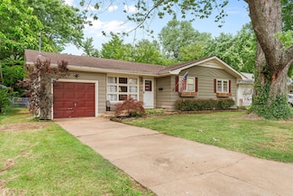 215 W Kingsbury St, Springfield, MO 65807