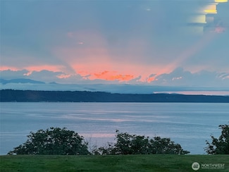 31 Pine St Unit 102, Edmonds, WA 98020