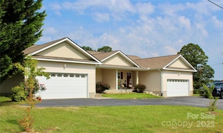 34 Duncan Rd, Flat Rock, NC 28731