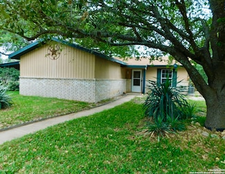 301 Mockingbird Ln, Devine, TX 78016