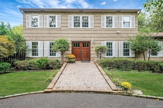 2 Pebble Hill Dr, Northport, NY 11768