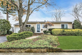 27 Abbey Ln, Plainview, NY 11803