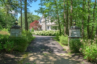 2 Poets Ln, Kennebunkport, ME 04046