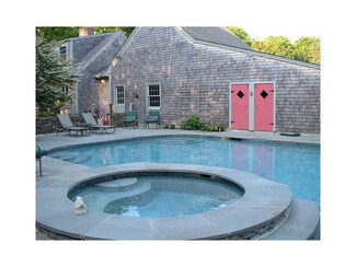 16 Holly Ln, Little Compton, RI 02837