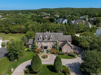 23 Legends Cir, Melville, NY 11747