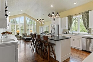 5568 Bristol Ln, Hopkins, MN 55343