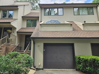 19 Newcastle Ct, Mountain Lakes, NJ 07046