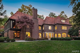 8 Carrswold Dr, Saint Louis, MO 63105