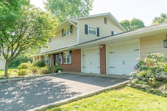 10 Tiffin Rd, Kendall Park, NJ 08824