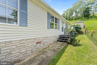 12016 Heather Dr, Hagerstown, MD 21740