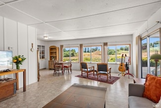6670 Redwood Ave, Sebastopol, CA 95472