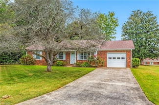 108 Hinshaw Ave, Yadkinville, NC 27055