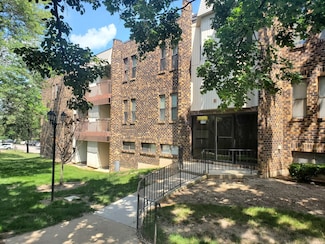 2275 Country Club Dr Unit 23, Woodridge, IL 60517