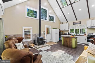 1116 Rhododendron Ln, Pocono Summit, PA 18346
