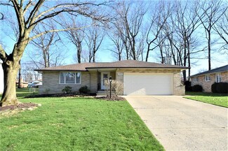 910 E Parkleigh Dr, Seven Hills, OH 44131