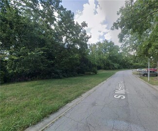 1206 S Mchenry St, Independence, MO 64057