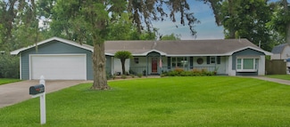 201 Southern Oaks Dr, Lake Jackson, TX 77566