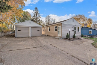 3405 E 20th St, Sioux Falls, SD 57103