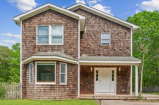 484 N Magee St, Southampton, NY 11968