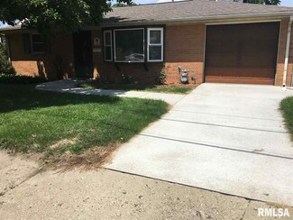 822 N Avon Curve St, West Peoria, IL 61604