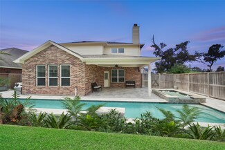 125 Meadow Ridge Way, Clute, TX 77531