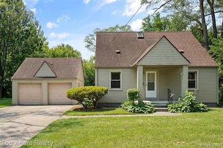 19330 Eastwood Dr, Harper Woods, MI 48225
