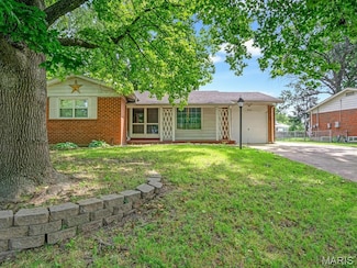 2810 Devonshire Dr, Florissant, MO 63033