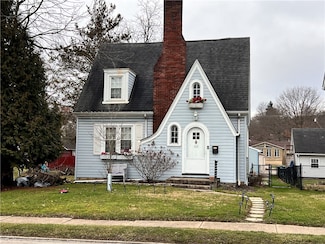 618 W Pike St, Houston, PA 15342