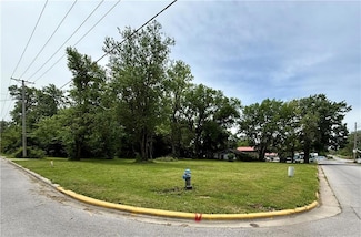 1827 & 1829 N Main St, Nevada, MO 64772