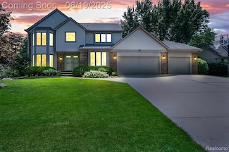 6652 Mountain Dr, Troy, MI 48098