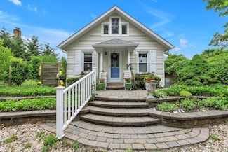 3 Makamah Beach Rd, Northport, NY 11768