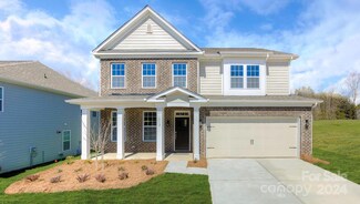 450 Fox Cove Rd, Hendersonville, NC 28792