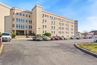 280 Lowndes Ave Unit 305G, Huntington Station, NY 11746