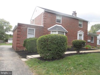 900 Green Ln, Secane, PA 19018