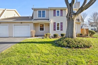 2 Rockhurst Dr, Penfield, NY 14526