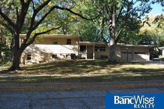 5945 Meadowbrook Ln, Lincoln, NE 68510