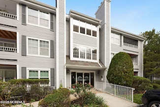 102 Raintree Ct, Helmetta, NJ 08828