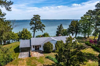 560 Eubank Landing Rd, Topping, VA 23169