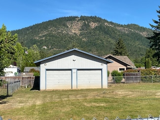 2045 Cloverlawn Dr, Grants Pass, OR 97527