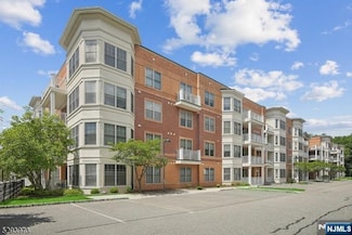 4112 Pointe Gate Dr, Livingston, NJ 07039