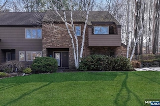 11 Romopock Ct, Mahwah, NJ 07430