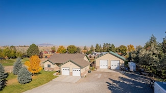 4215 Carter Mountain Dr, Cody, WY 82414