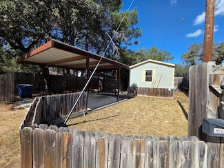 1672 Beaumont St, Bandera, TX 78003